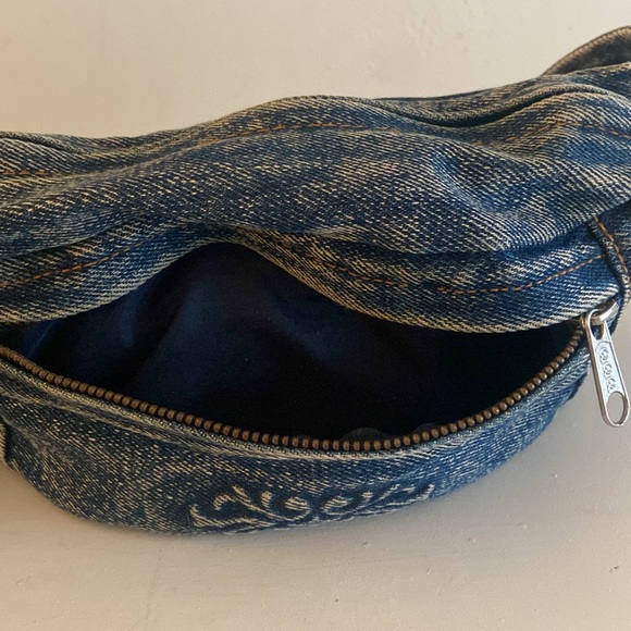 Pacific Connections denim hip bag with adjustible strap front zip close pocket - Picture 4 of 16